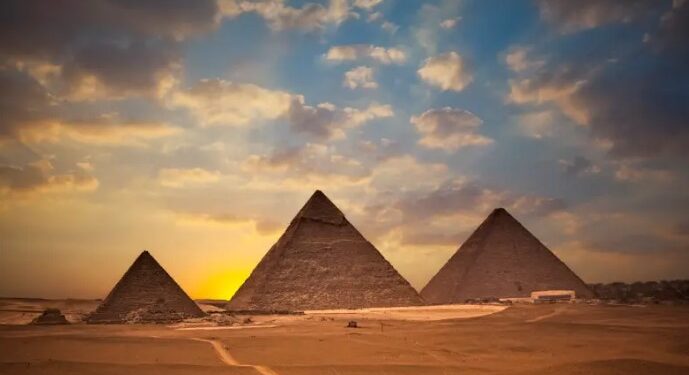 بداية كشف أثري كبير في مصر.. هيكل ضخم بجوار الهرم الأكبر