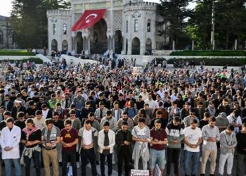 إسطنبول.. طلاب 20 جامعة يتظاهرون تضامنا مع غزة