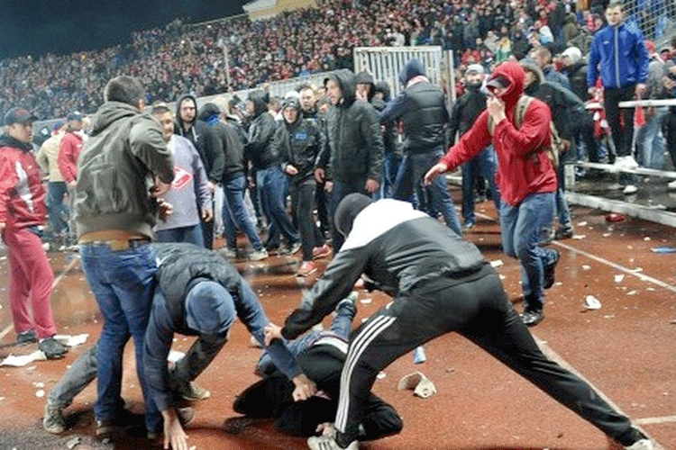 تحولت إلى ساحة قتال.. قرارات صارمة من الاتحاد الجزائري للكرة بعد أعمال شغب بمباراة 1 الاتحاد الجزائري