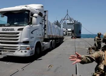 الأمم المتحدة تنقل مساعدات إلى غزة بعد تراكمها على الرصيف العائم..