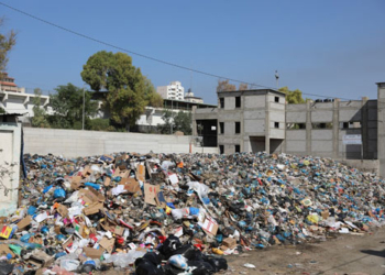 المصائب لا تأتي فرادى.. إنذار بكارثة صحية بسبب تراكم 330 ألف طن نفايات في غزة 2 المصائب لا تأتي فرادى.. إنذار بكارثة صحية بسبب تراكم 330 ألف طن نفايات في غزة