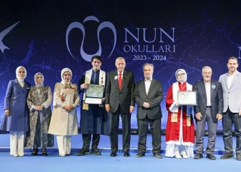 إسطنبول: أردوغان يشارك حفيده حفل تخرّجه في المرحلة الثانوية 5 إسطنبول: أردوغان يشارك حفيده حفل تخرّجه في المرحلة الثانوية