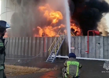 بعد مهاجمته بمسيرات أوكرانية أمس.. استمرار حريق بمستودع نفط روسي