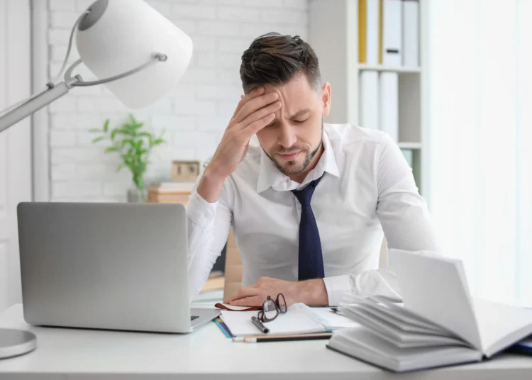 الاقتصاد العالمي تحت تهديد كبير بسبب تعاسة الموظفين.. دراسة 1 الاقتصاد العالمي تحت تهديد كبير بسبب تعاسة الموظفين.. دراسة