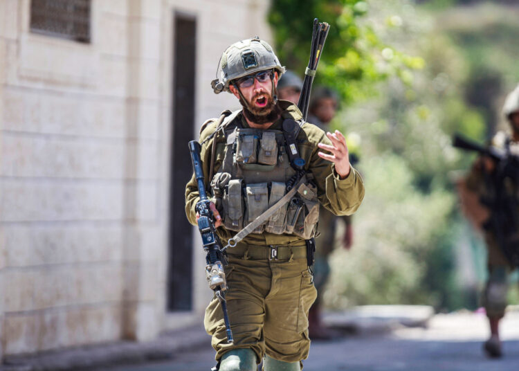 في واقعة لافتة.. جندي إسرائيلي يلقي قنبلة على مكتب وزارة الدفاع 1 جندي