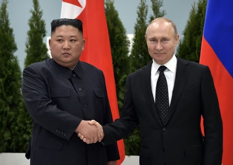 قبيل وصوله بيونغ يانغ.. بوتين يصدق على مشروع اتفاقية للشراكة الاستراتيجية مع كوريا الشمالية