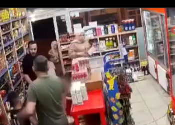 مهددا إياه بالطعن والقتل.. تركي يعتدي بالضرب على طفل تونسي