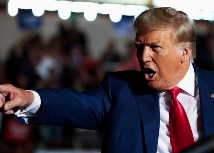 ترامب يأسف تحول بلاده إلى "جمهورية موز"