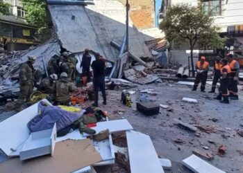 انهيار مبنى سكني في إسطنبول