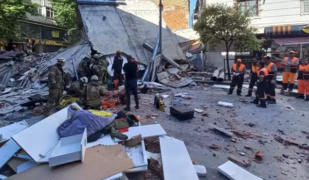 انهيار مبنى سكني في إسطنبول 1 انهيار مبنى سكني في إسطنبول