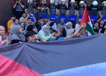 مناصرو فلسطين بإسطنبول يحتجون أمام شركة تزود الاحتلال بالنفط