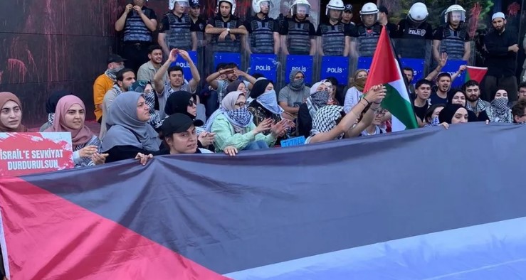 مناصرو فلسطين بإسطنبول يحتجون أمام شركة تزود الاحتلال بالنفط 1 مناصرو فلسطين بإسطنبول يحتجون أمام شركة تزود الاحتلال بالنفط