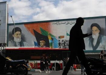 إيران تمنع نشر صور مرشحي الرئاسة مع خامنئي.. ما السبب؟