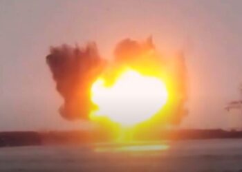 الحوثيون يعلنون استهداف "سفينة إسرائيلية" في بحر العرب 4 الحوثيون يعلنون استهداف “سفينة إسرائيلية” في بحر العرب