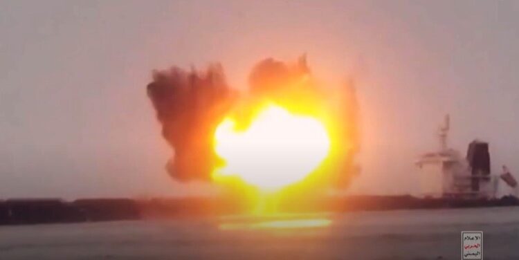 الحوثيون يعلنون استهداف "سفينة إسرائيلية" في بحر العرب 1 الحوثيون يعلنون استهداف “سفينة إسرائيلية” في بحر العرب