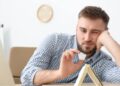 علماء نفس: 8 عادات تشير إلى انخفاض مستوى الذكاء