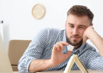 علماء نفس: 8 عادات تشير إلى انخفاض مستوى الذكاء