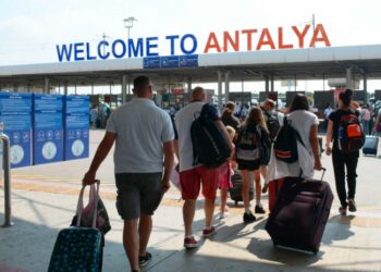 مطار أنطاليا جنوب غرب تركيا يسجل رقما قياسيا بعدد المسافرين في يوم واحد