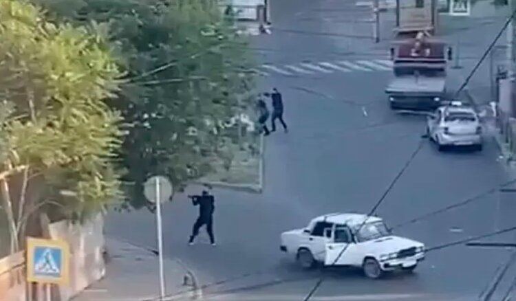 لحظة إطلاق النار في “ديربنت” بداغستان