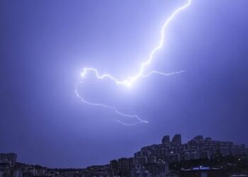 صاعقة تهبط على سائق دراجة في أنقرة.. ومصرع امرأة جراء عاصفة عنيفة