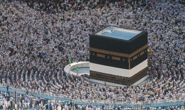 في أول أيام عيد الأضحى.. الحجاج يؤدون “طواف الإفاضة”