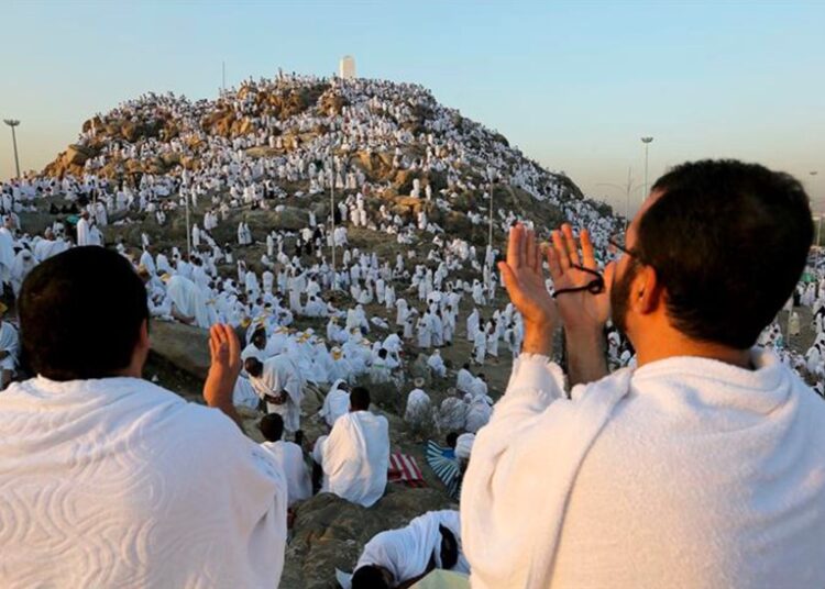 أكثر من مليوني حاج يقفون بعرفة لأداء ركن الحج الأعظم 1 أكثر من مليوني حاج يقفون بعرفة لأداء ركن الحج الأعظم