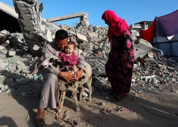 فوق الأنقاض وبين الدمار.. غزيون يؤدون صلاة عيد الأضحى