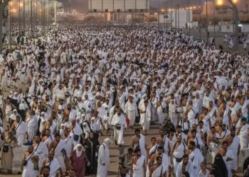 الحجاج ينفرون من عرفات إلى مزدلفة