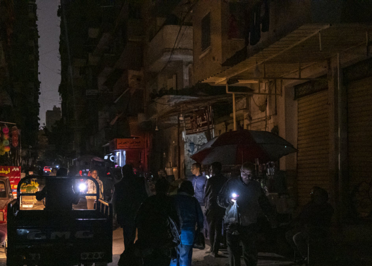 مصر: في ظل الخوف من تأثر الاقتصاد.. إغلاق المتاجر 10 مساء بسبب الكهرباء 1 مصر: في ظل الخوف من تأثر الاقتصاد.. إغلاق المتاجر 10 مساء بسبب الكهرباء