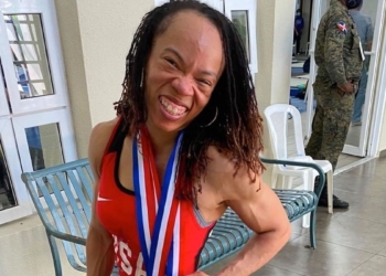 رغم خلع إصبعها أثناء رفع الوزن.. رباعة أمريكية تفاجئ الحضور بتحقيق الذهبية