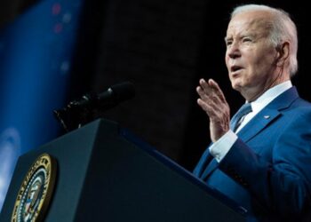 ديمقراطيون يطالبون بايدن بالانسحاب