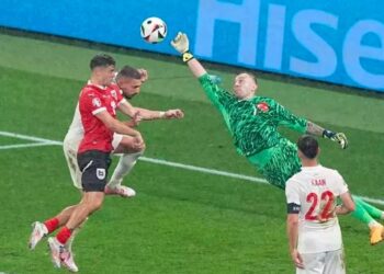 والد حارس منتخب تركيا يعلّق على أداء ابنه في مباراة النمسا