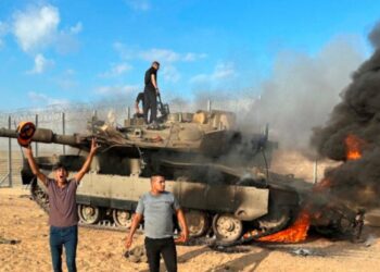 جيش الاحتلال يعترف لأول مرة بنقص في الدبابات بسبب استهدافها بغزة