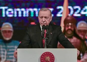 الأتراك يحيون ذكرى انقلاب تموز الفاشل.. بدأ وانتهى بنفس الليلة 4 الأتراك يحيون ذكرى انقلاب تموز الفاشل.. بدأ وانتهى بنفس الليلة