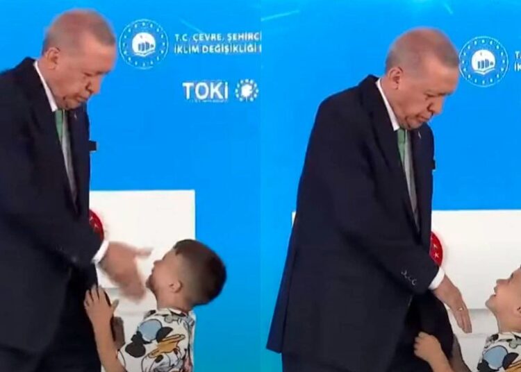 أردوغان يصفع طفلاً مازحا “لم يقبل يده”  .. فيديو يشغل منصات التواصل