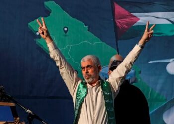 كاتب إسرائيلي: السنوار حقق أهدافه ويدير لعبة الشطرنج بنجاح مذهل ضدنا