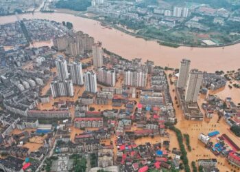 الصين.. 11 قتيلا وأكثر من 30 مفقودا بانهيار جسر 3 الصين.. 11 قتيلا وأكثر من 30 مفقودا بانهيار جسر