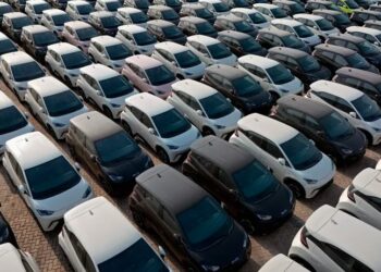 الاتحاد الأوروبي يفرض 38% رسوما جمركية على السيارات الكهربائية الصينية