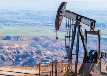 النفط يصعد مدعوماً ببيانات عن انخفاض كبير بمخزونات الخام الأميركية