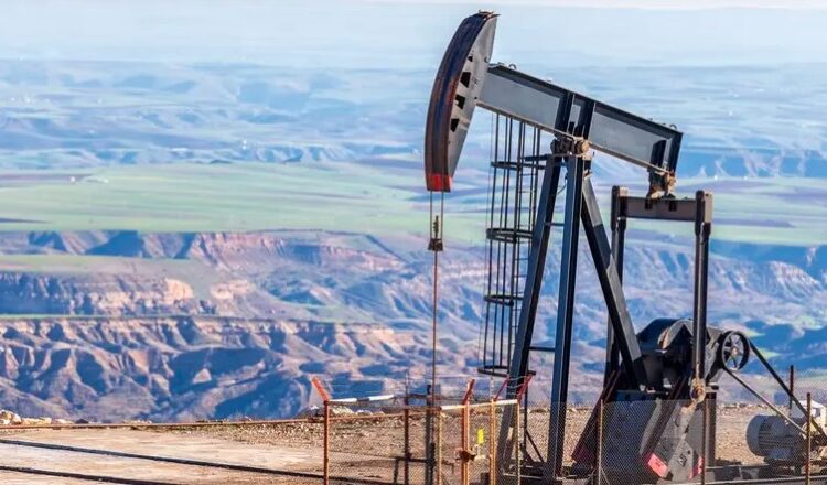 النفط يصعد مدعوماً ببيانات عن انخفاض كبير بمخزونات الخام الأميركية