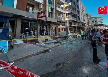 أخبار العالم إخلاء 9 مبان.. عشرات الضحايا في انفجار هائل بأزمير التركية