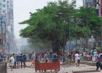 شرطة بنغلادش تطلق النار على المتظاهرين في دكا