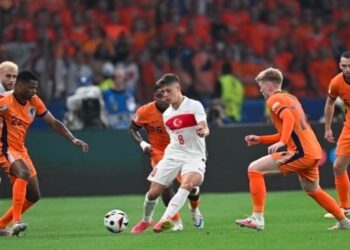 هولندا تقلب النتيجة على تركيا وتضرب موعدا مع الإنجليز