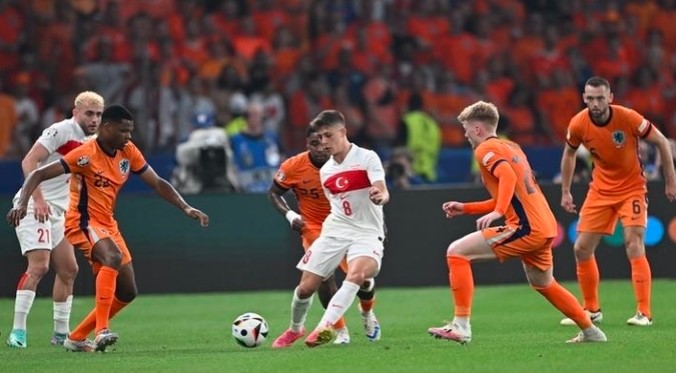 هولندا تقلب النتيجة على تركيا وتضرب موعدا مع الإنجليز 1 هولندا تقلب النتيجة على تركيا وتضرب موعدا مع الإنجليز