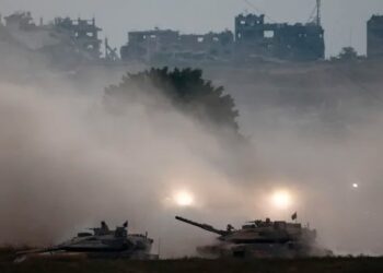 وسط إطلاق نار كثيف.. دبابات إسرائيلية تقتحم مدينة غزة 5 وسط إطلاق نار كثيف.. دبابات إسرائيلية تقتحم مدينة غزة