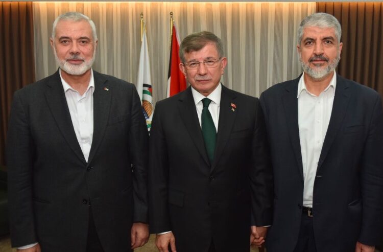 داود أوغلو يطالب باستضافة هنية في البرلمان التركي