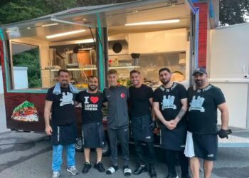 احتفال لاعبي تركيا بالتأهل في اليورو.. 300 شطيرة “دونر”