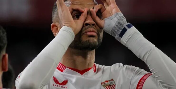 النصيري يغادر إشبيلية إلى تركيا