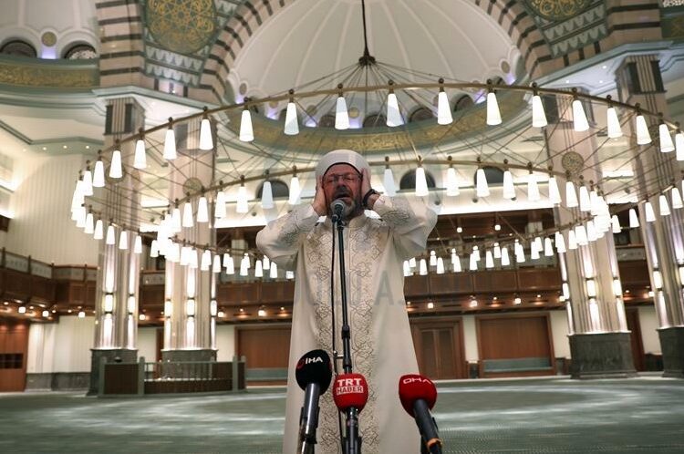 مساجد تركيا تصدح بالأدعية والصلوات إحياء لذكرى الانقلاب الفاشل 1 مساجد تركيا تصدح بالأدعية والصلوات إحياء لذكرى الانقلاب الفاشل