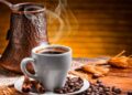 القهوة الباردة أم الساخنة.. أيهما تنشطك وتساعد في تحسين مزاجك؟ 10 القهوة الباردة أم الساخنة.. أيهما تنشطك وتساعد في تحسين مزاجك؟